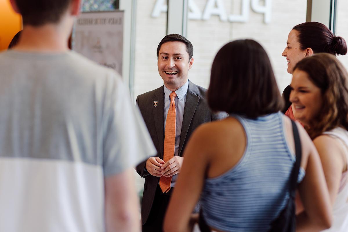 Students and 工作人员 Interacting on Campus